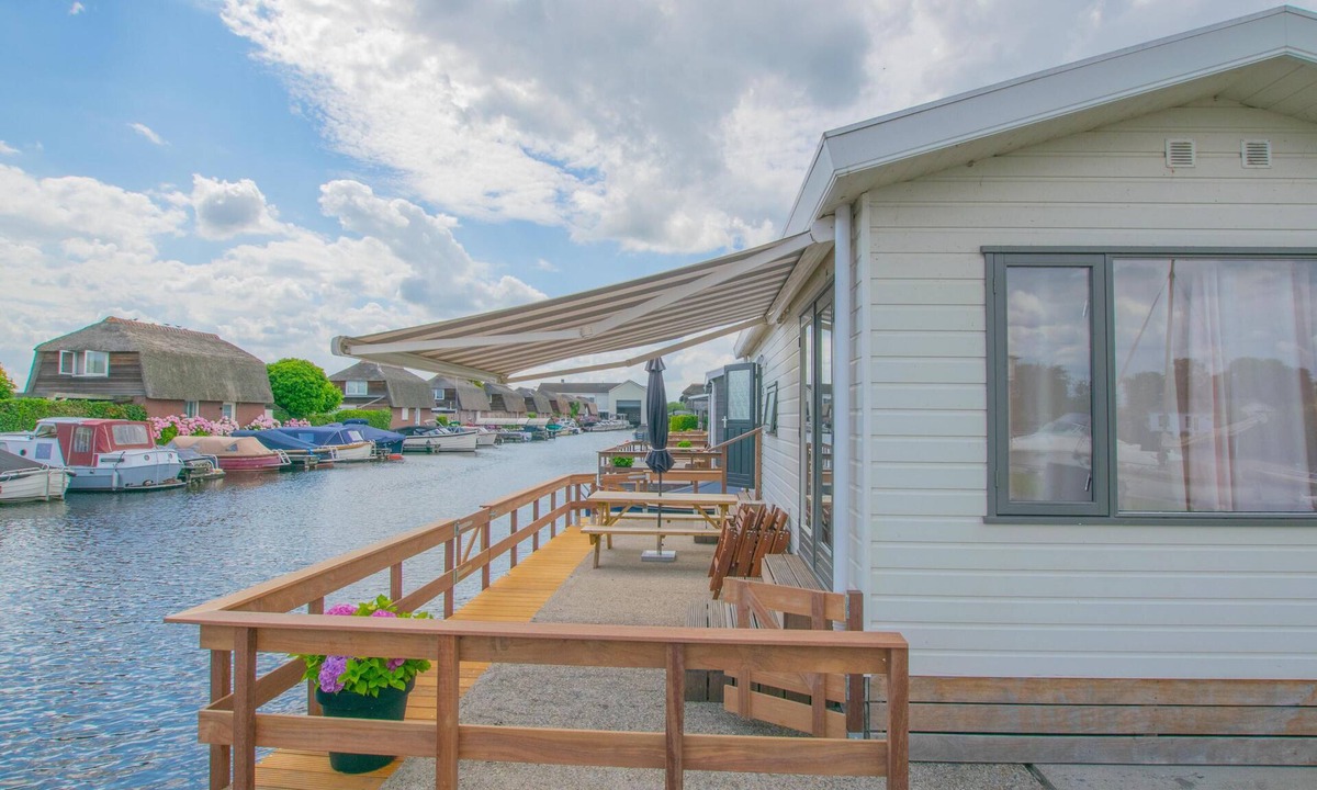 Breukelen Ski Chalet | Waterfront chalet with large veranda