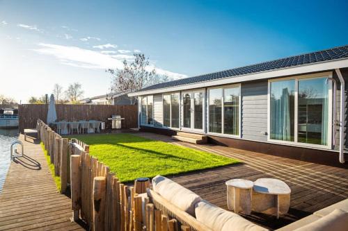 Baambrugse Zuwe Ski Chalet | Waterfront tiny home with spacious garden