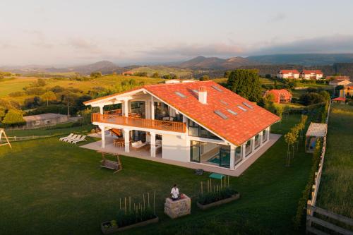 Prellezo Villa | Wishome-Villa espectacular con piscina climatizada, vistas al mar y Picos de Europa