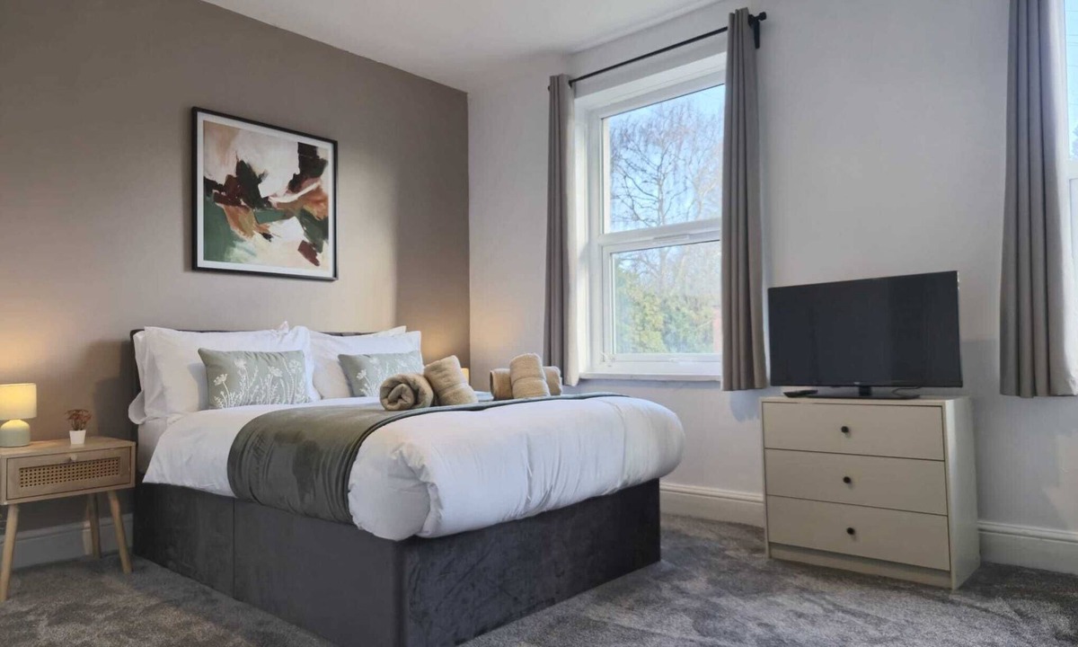 Wolverhampton House | Wolverhampton Large 5 Bed 3 Bath | Perfect for Contractors and Long Term Stays