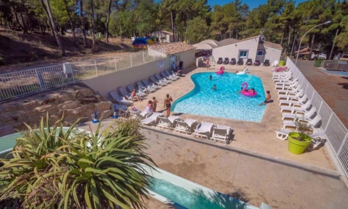 Mondragon House | ZEcamping 3 étoiles animé piscine chauffée locatif TV BBQ clim 24m2