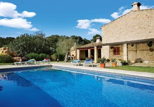 3 Bed Traditional Farmhouse w/Pool, AC & Wifi