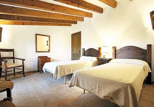 3 Bed Traditional Farmhouse w/Pool, AC & Wifi