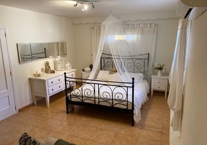 5-bedroom villa, with fabulous private pool, situated close to Puerto Portals