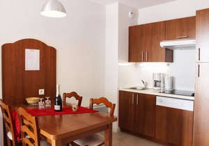 50m from ski slopes, view ski slopes/mountain, swimming pool, terrace, parking, tv, ski locker, 60m²