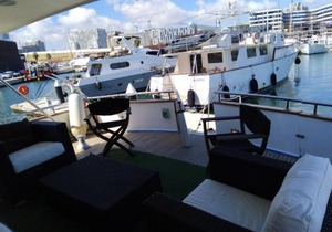 Amazing boat to sleep in Barcelona