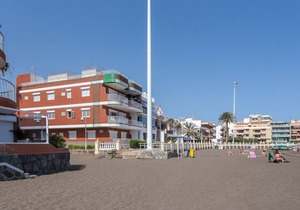 Apartment with Terrace on the Beachfront.