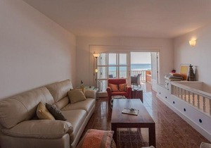 Apartment with terrace on the beachfront