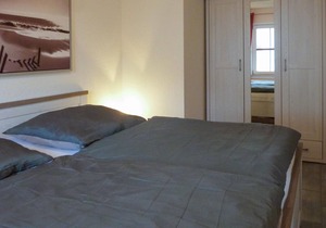 Between the Baltic Sea beach and the Bodden, the Boddenhus apartment house awaits you with its brigh