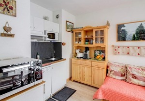 Bright 2-room apt, sleeps 6, parking, near shops and skiing
