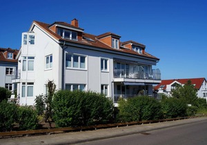 Bright, modern 2-room vacation apartment for 4 people with balcony by the Baltic Sea