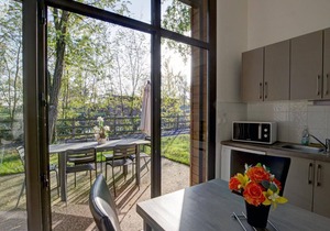 Chalets en bord d'étang avec terrasse, équipements modernes, activités de plein air, proche nature
