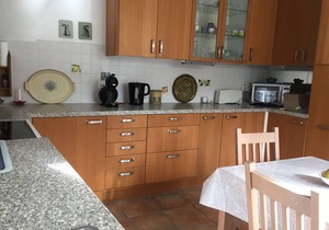 Charming 2 bed 2 bathroom house, secluded garden, sunny terrace, parking, wifi.