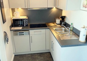 Friendly and renovated apartment with laminate flooring on the 14th floor.
