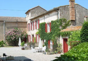 Lovely gite with pool in ancient wine domaine Lovely