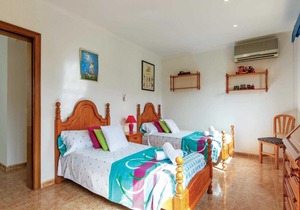 Manresa Villa Sleeps 8 Air Con WiFi