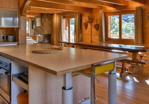 Spacious independent chalet, 18 people, 7 bedrooms, WiFi, near shops!
