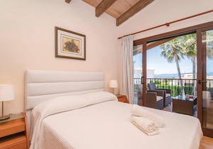 Spacious vacation villa with high quality furnishings in a quiet and privileged residential area in
