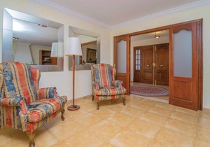 Spacious vacation villa with high quality furnishings in a quiet and privileged residential area in