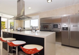Villa Del Duque. Luxury 5 Bedroom Villa. Private Heated Pool. Sea Views.