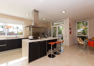 Villa Del Duque. Luxury 5 Bedroom Villa. Private Heated Pool. Sea Views.