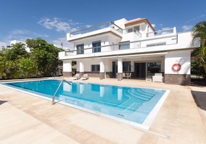 Villa Del Duque. Luxury 5 Bedroom Villa. Private Heated Pool. Sea Views.