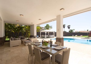 Villa Del Duque. Luxury 5 Bedroom Villa. Private Heated Pool. Sea Views.
