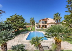 Villa Deu Quarterades with fenced pool