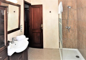 Villa LAS ENCINAS-en el pueblo de Esporles- Mallorca