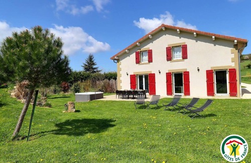 Le Grand Serre House | 128 m² Gîte ∙ 3 bedrooms ∙ 9 guests