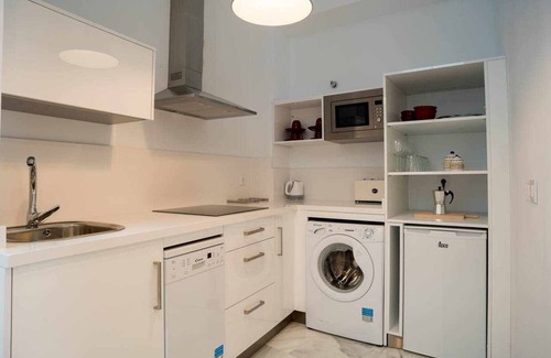 Santa Catalina Apartment | 19th-century house, central Seville, 2 bedrooms, balcony, equipped kitchen, air conditioning, WiFi