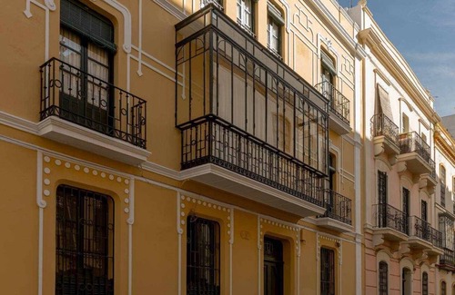 Santa Catalina Apartment | 19th-century house, central Seville, 2 bedrooms, balcony, equipped kitchen, air conditioning, WiFi