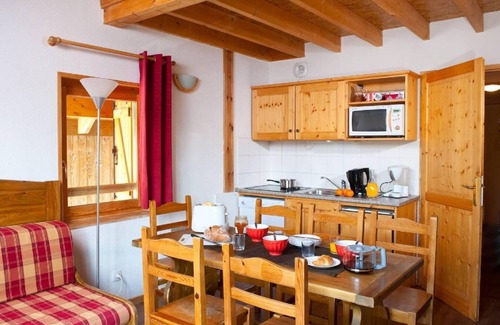 Saint-Sorlin-d'Arves Apartment | 200m from ski slopes, fitness, swimming pool, terrace, balcony, parking, 80-90m²