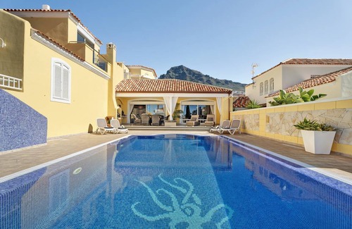 Costa Adeje Villa | 255 m² Villa ∙ 4 bedrooms ∙ 8 guests