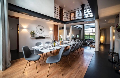 Saint-Genis-Pouilly House | 350 m² House ∙ 5 bedrooms ∙ 12 guests