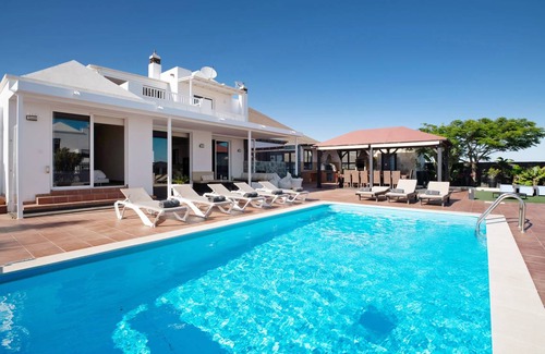 Conil House | 350 m² House ∙ 4 bedrooms ∙ 9 guests