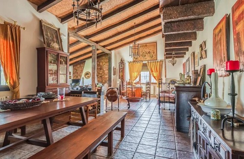 Valverde de Leganes Villa | 392 m² Villa ∙ 4 bedrooms ∙ 10 guests