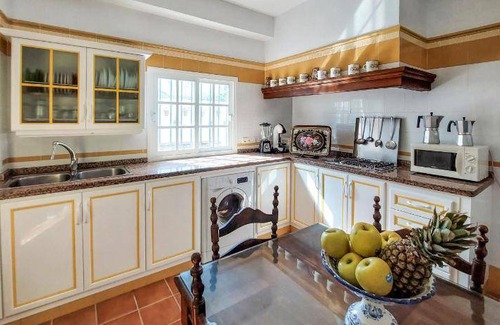 El Rocio House | 400 m² House ∙ 5 bedrooms ∙ 14 guests