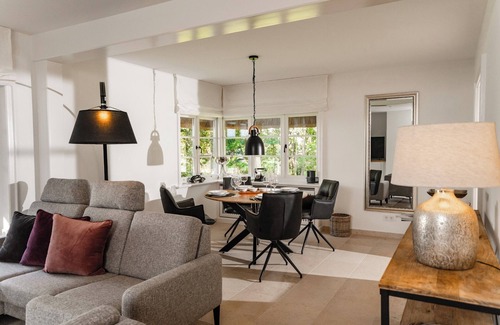 Osterende House | A jewel under thatch with a huge garden and a fantastic view of the dyke.!