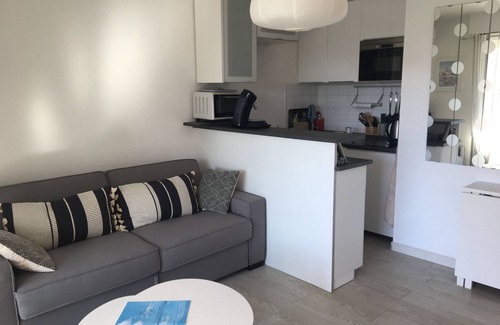 La Ciotat Apartment | Apartment T2 BORD DE MER "Les pieds dans l'eau" with Garage