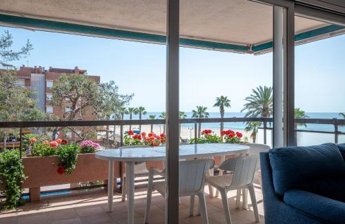 Torredembarra Apartment | AT091 Els Pins, vistas del mar, comunidad con piscina