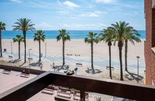 Torredembarra Apartment | AT091 Els Pins, vistas del mar, comunidad con piscina