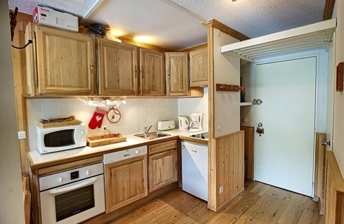 Reberty Apartment | Beautiful 1-bedroom renovated, 4 people, ski-in/ski-out with parking