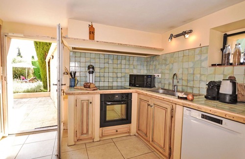 Cucuron House | Beautiful private villa for 9 guests with WIFI, private pool, TV and terrace