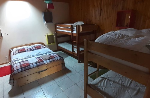 Hotonnes Bed & Breakfast | Bed and Breakfast 'Chez Louve Bleue Chambre Côté Ruche' with Mountain View, Shared Terrace and Wi-Fi