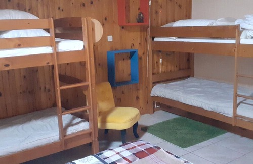 Hotonnes Bed & Breakfast | Bed and Breakfast 'Chez Louve Bleue Chambre Côté Ruche' with Mountain View, Shared Terrace and Wi-Fi