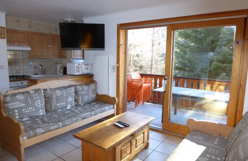 Champagny-en-Vanoise Apartment | Chalet chaleureux à Champagny - 3 chambres, grande terrasse et parking