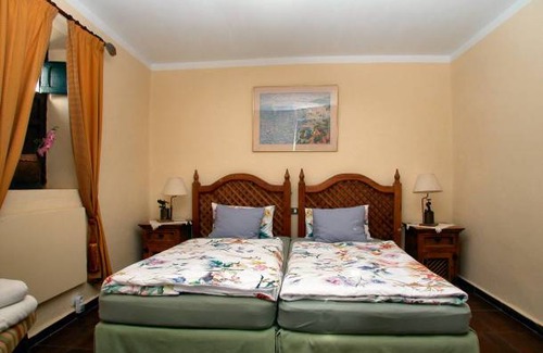 El Jaral House | Cottage with 3 Bedrooms, 2 Bathrooms, Heated solar Pool, Sauna, Jacuzzi, Garden