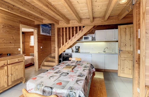 La Toussuire Ski Chalet | Cozy 4-Bedroom Chalet for 9, Near Ski Lift, Shops, With Pool Access