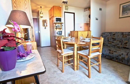 Chamrousse Apartment | Cozy Studio Cabin for 4 People, Ski-In/Ski-Out, West-Facing Balcony, Pet-Friendly